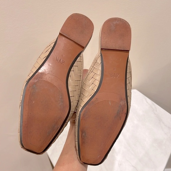 🔥Zara Tan Mules with Quilted Texture and Gold Hardware🔥 - Picture 3 of 4